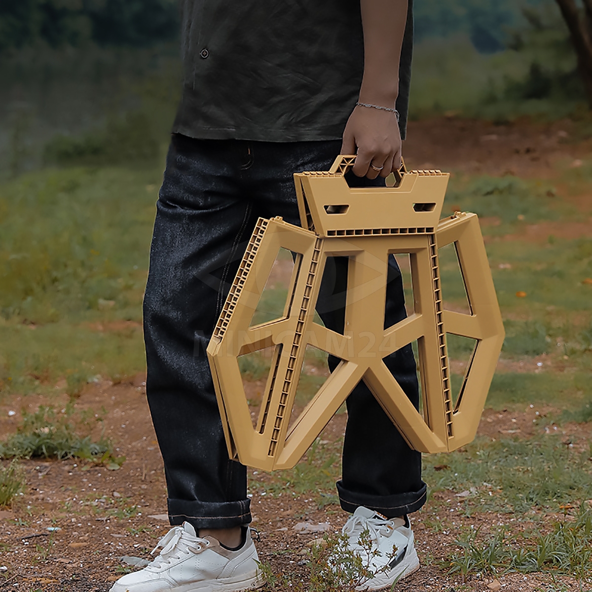 Стул Flux в разложенном виде, демонстрирующий эргономичную форму и стильный дизайн